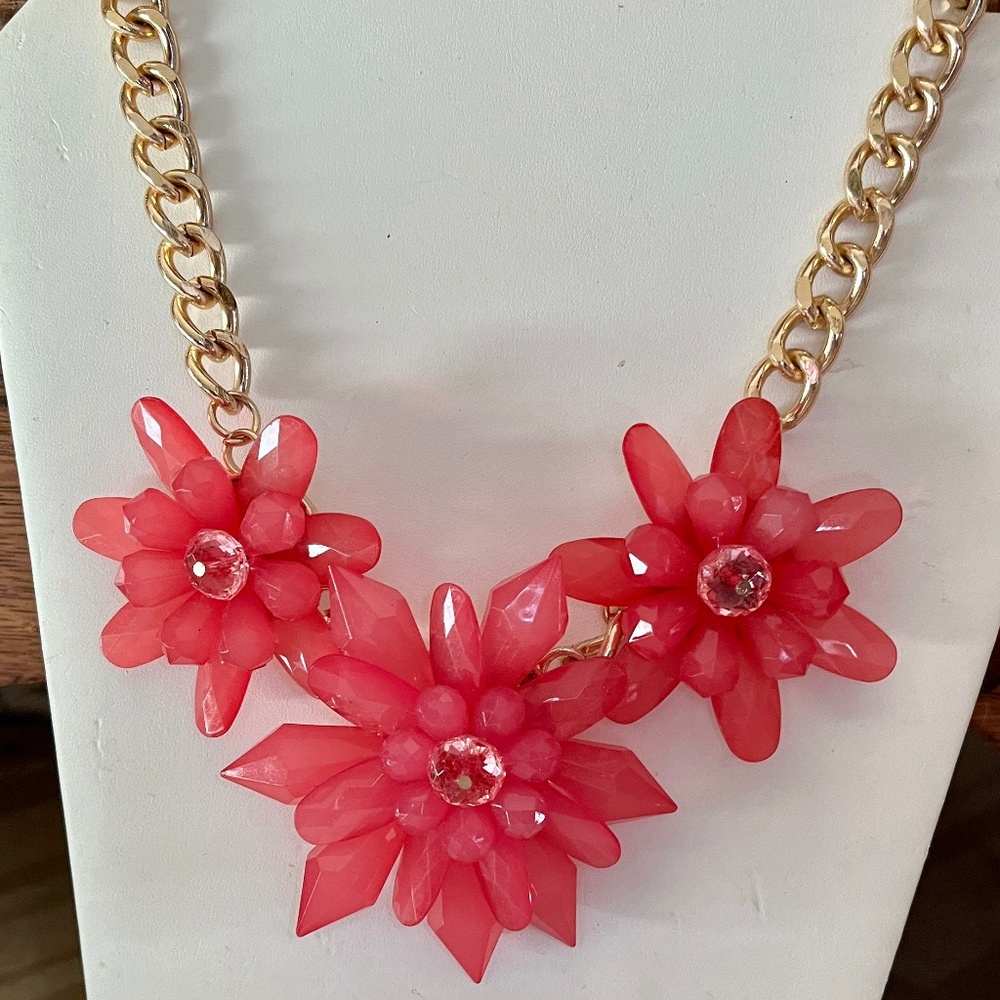 Gorgous Charming Charlie Fuchsia/Pink Flower Necklace - NWOT Statement Necklace